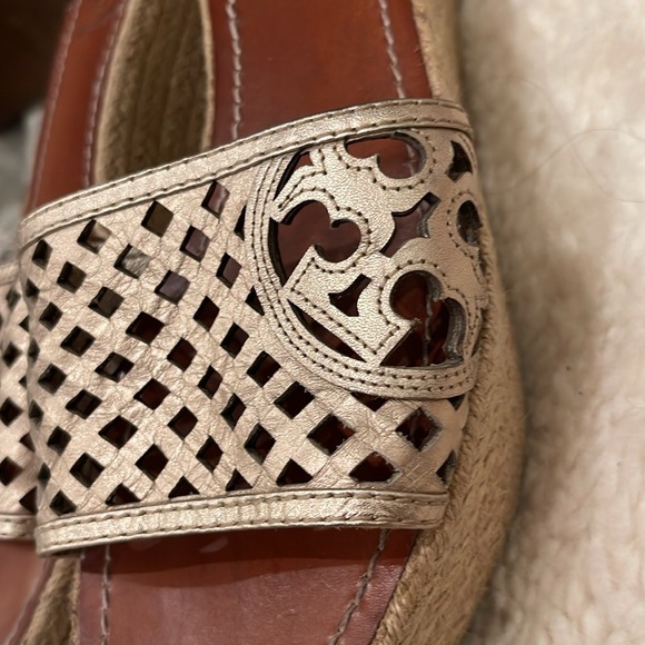 Tory Burch Gold Metallic Slip on Platform Sandals
Size 91/2 US - Picture 5 of 10